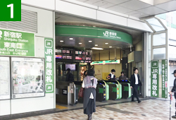 JR新宿駅、東南口改札を出ます。