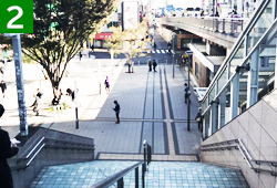 新宿駅東南口広場の階段を下ります。