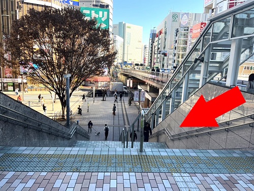 右と左　2つの階段がありますので、右側の階段を降ります。