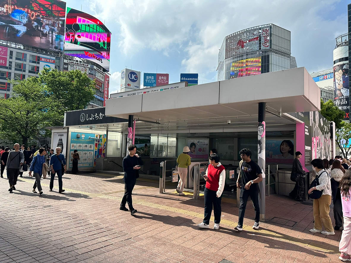 ハチ公前広場にある「しぶちか入口」を目印にして下さい。