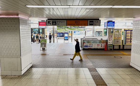 階段を降りたら目の前のバスロータリーを右に曲がってください。