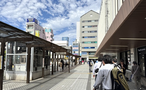 右に曲がって50mほど直進(静岡銀行が見えます。)