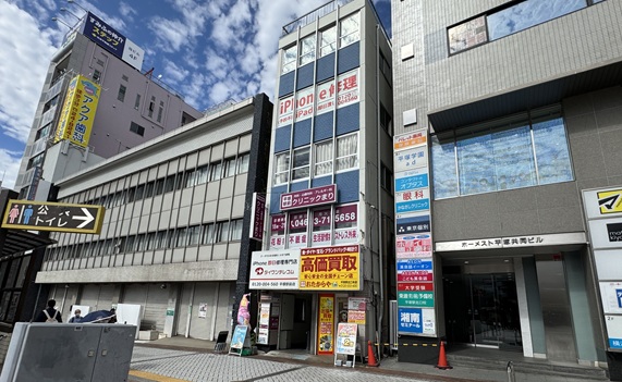 UFJ信託と静岡銀行の間の建物の4Fになります。