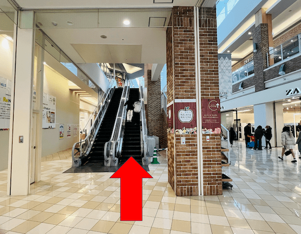 エスカレーターで２階に上がります