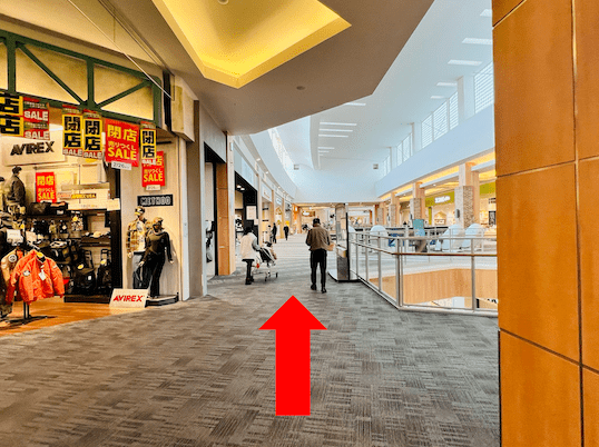 そのまま直進すると左手に当店がございます