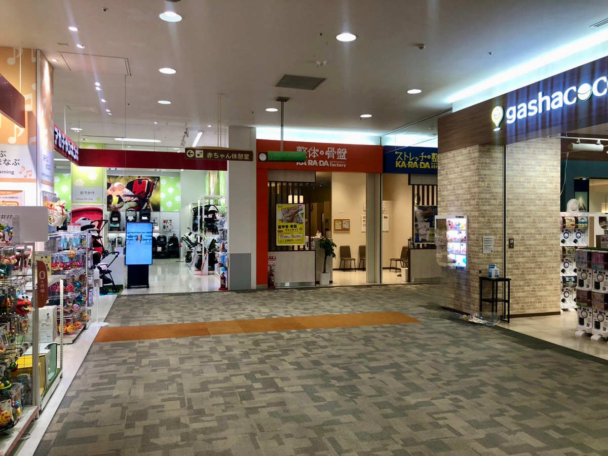 正面にもみりんさん、右手にgashacocoさんが見えたら右へ