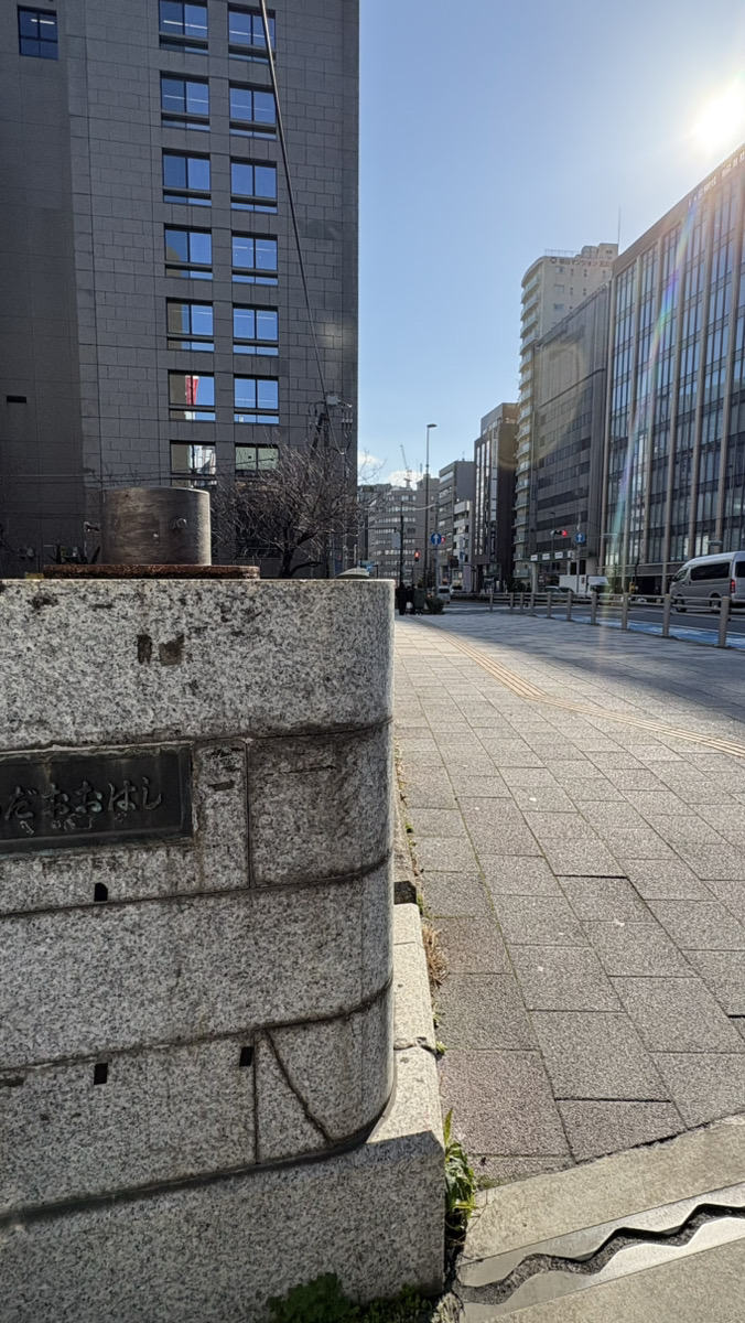 "五反田橋を渡った後は、 引き続き 直進してください。 到着はすぐです。"