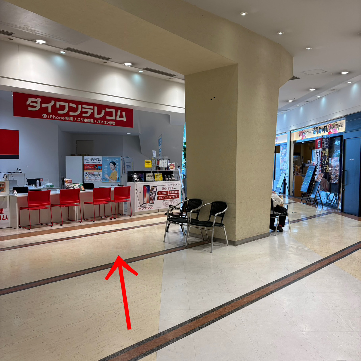寿司めいじんさんの向かい側に当店がございます