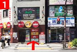 錦糸町駅北口をでまして、駅前ロータリー先にあります宝くじ売り場前まで進んでください。