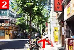 宝くじ売り場を正面に、左手に吉野家があります。宝くじ売り場と吉野家の間の道をまっすぐ進んでください。