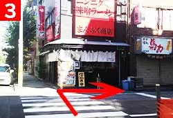 道を進みますと、右手正面にもつ焼き屋「のんき」が見えてきますので、その交差点を右に曲がります