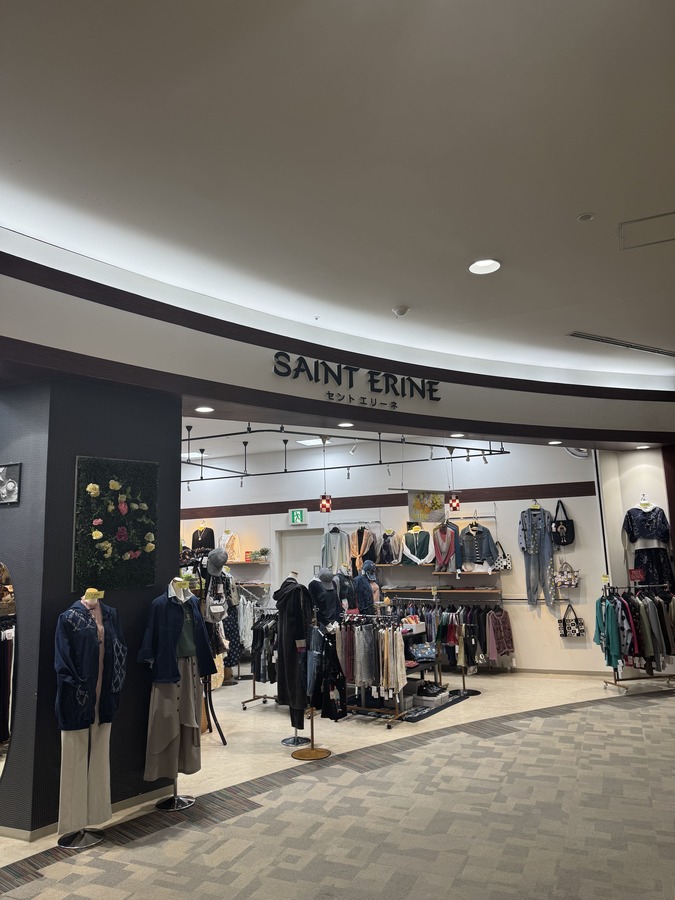 エスカレーターを降りましたら、右手に【セントエリーネ】さんを確認し、そのまままっすぐお進みください。