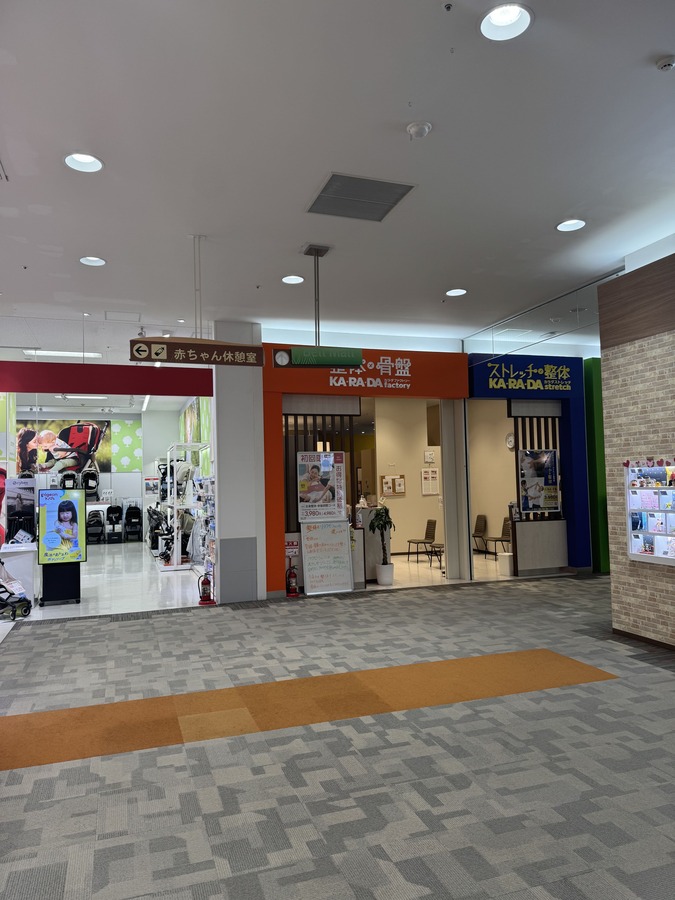 【カラダファクトリー】さんが正面に、【gashacoco】さんが右側に見えたら右折してください。