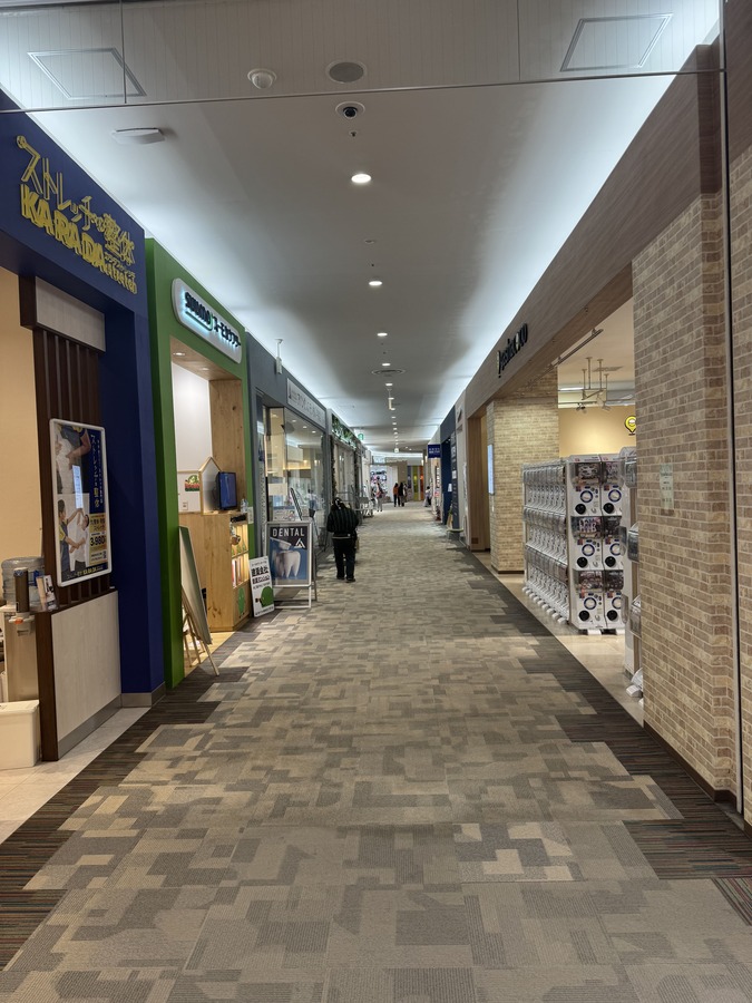 【スーモ】さんと【gashacoco】さんが並ぶ通路を直進してください。