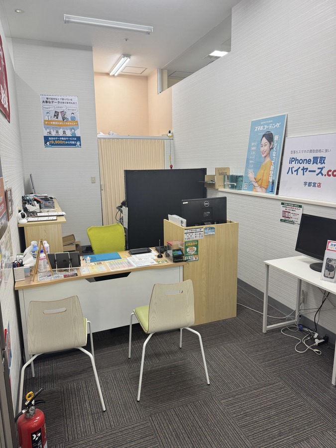 進んでいただくと右手側に店舗がございます。