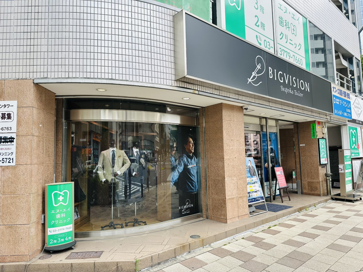 右手に見える「ビックヴィジョン」さんの9階が当店です！