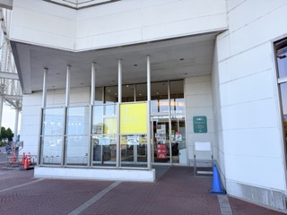 「モラージュ菖蒲中央口」バス停目の前の、中央入口より館内へお進みいただけます。