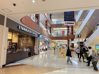 「スターバックス様」が見える角を左折し、さらに奥へ進みます。