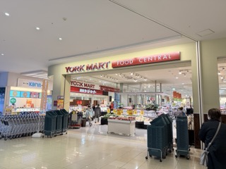 「ヨークマート様」の横を通り、そのまま道なりにお進みください。