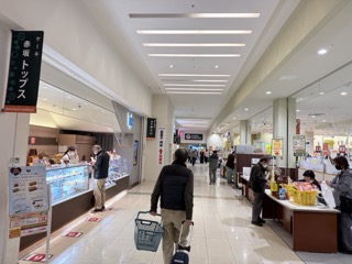 直進を続け、「GREEN PARKING」の文字が見えるところまで向かってください。