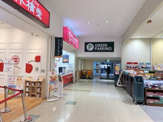 通路の左手に店舗がございます。スタッフ一同、笑顔でお迎えいたします。