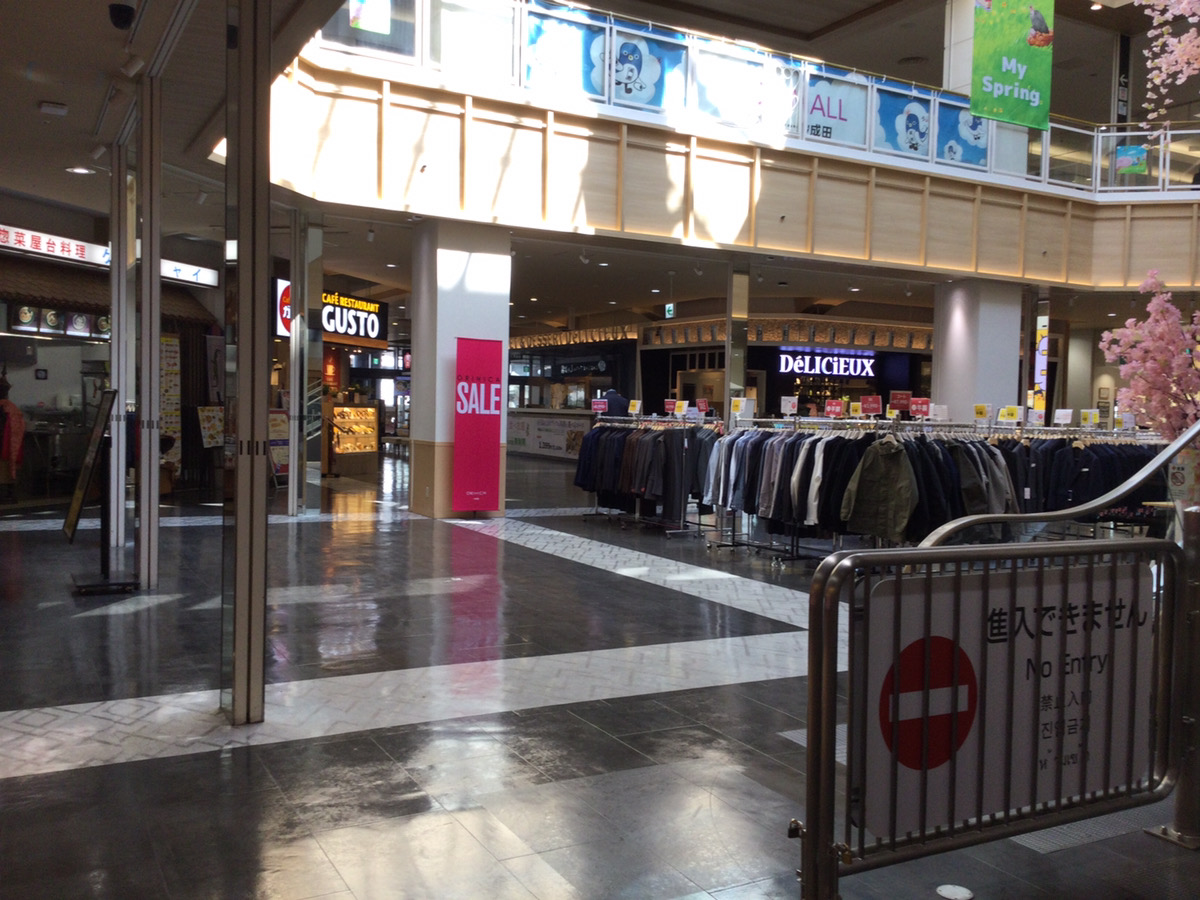 館内通路をまっすぐ進み、行き止まりで右側へ進路を取ります。