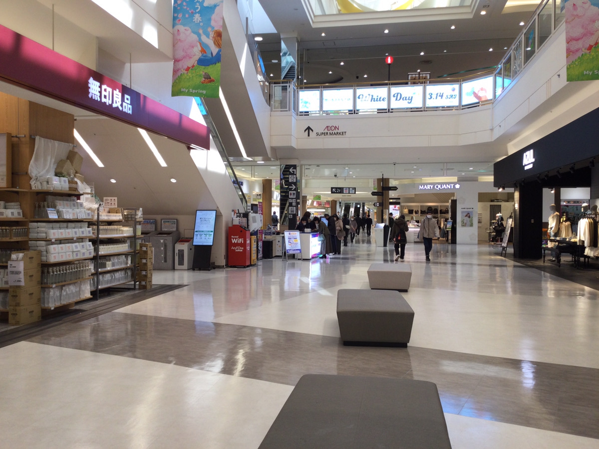 しばらく進むと左側にエスカレーターがあるT字路に出ますので、そこで右方向へお進みください。（無印良品・AZULが目印）