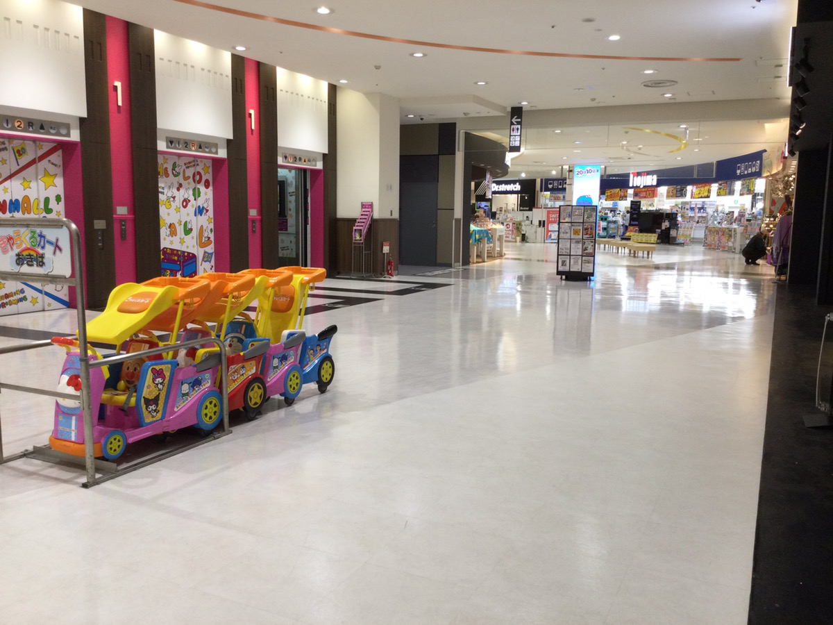 直進すると「ノジマデンキ」と「イオンモバイル」が並んでいます。当店はその2店舗の間の通路にあります。