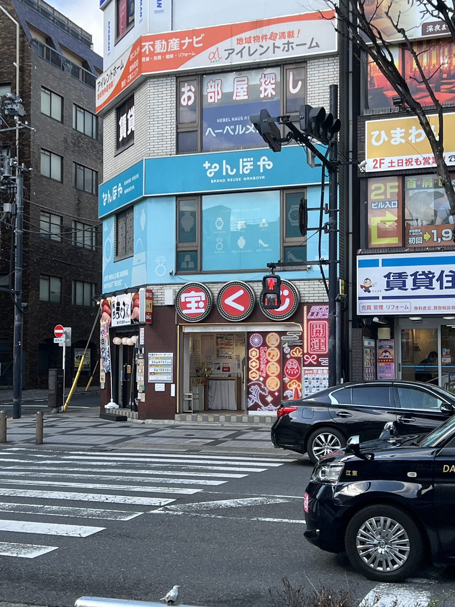 錦糸町駅北口に大きなモニュメントがございます。その先に宝くじ売り場があります。