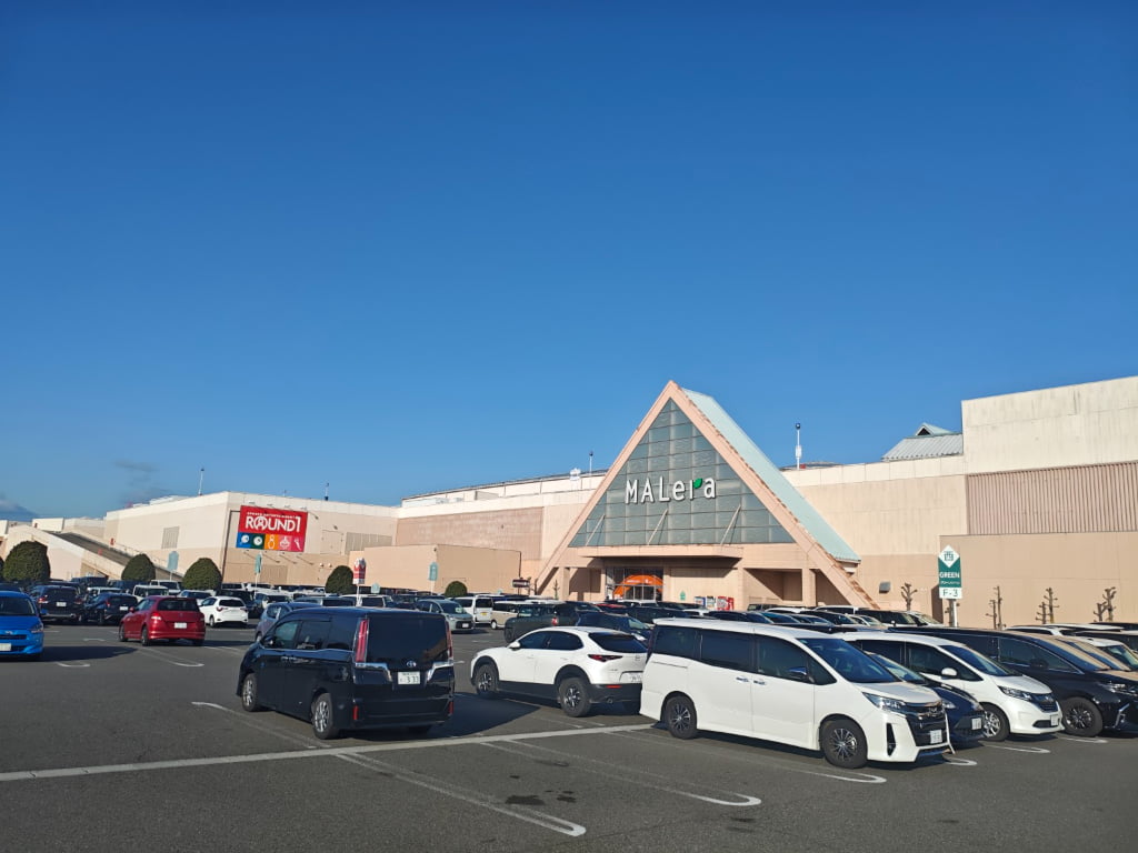 お車を停めた後、モレラ岐阜のWHITE GATE西入口の方向へ移動します。