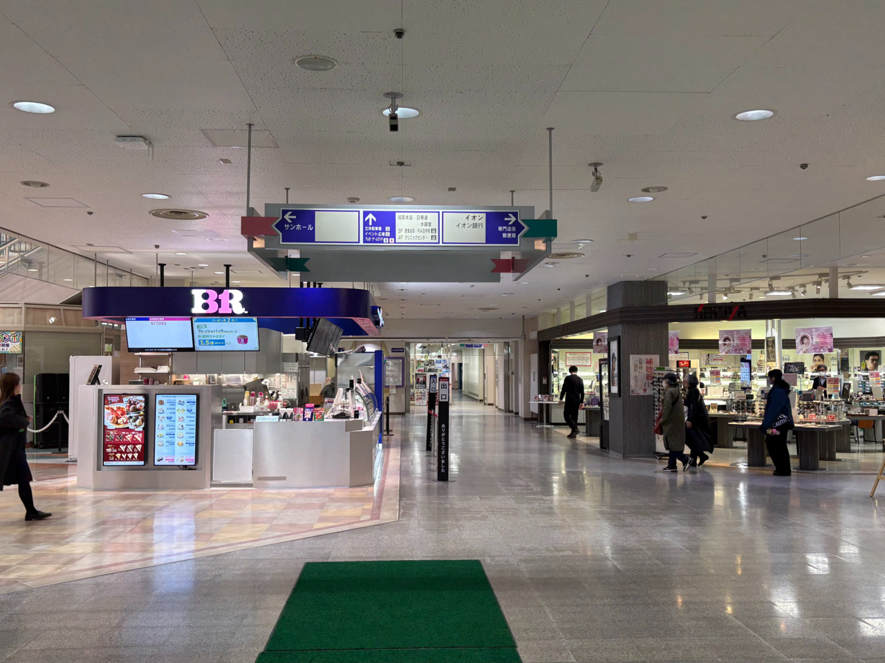 入口前にあるサーティワンアイスクリームを目印に右方向へ向かいます。