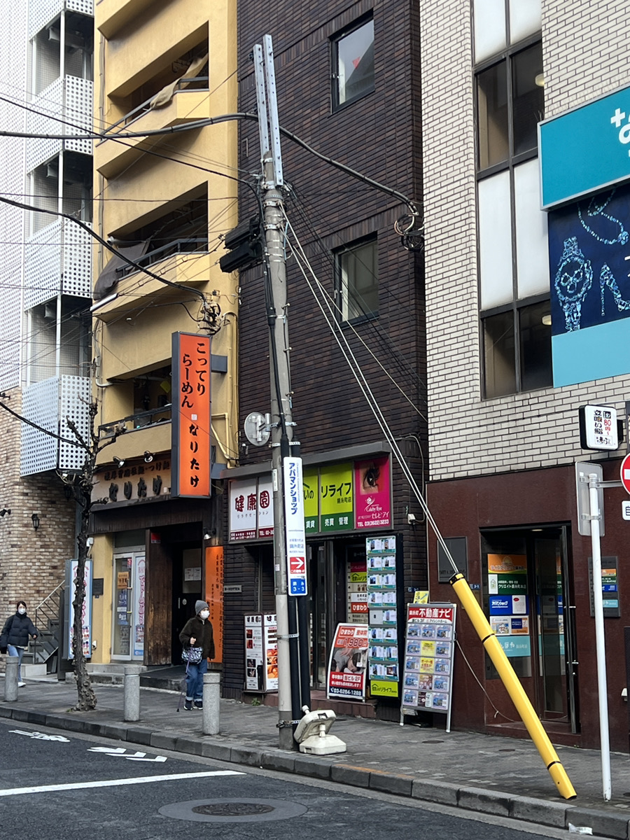 宝くじ売り場と「吉野家」の間の道を入りますと、「なりたけ」という看板が見えます。（ラーメン店）