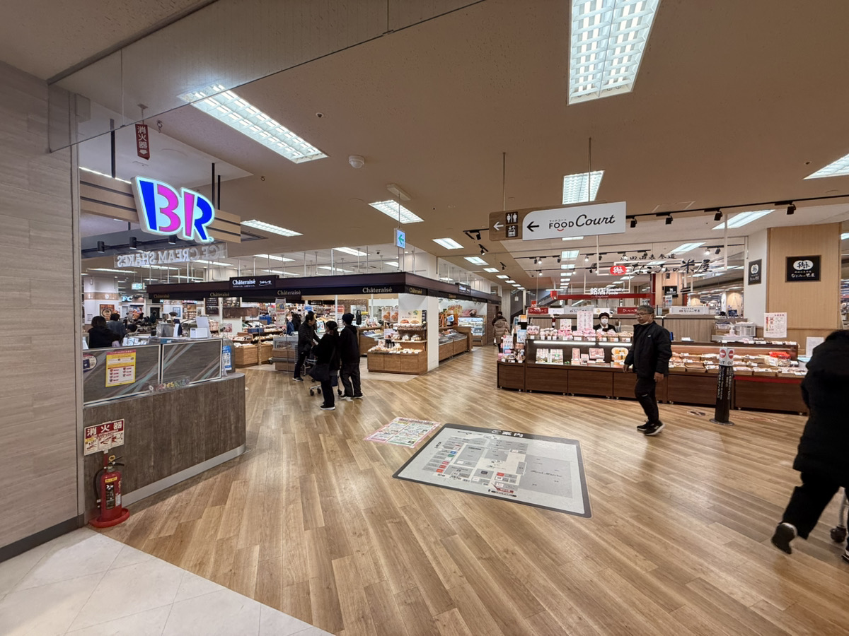 入館後、前方になごみの米屋様がありますので、そこで左方向へお進みください。