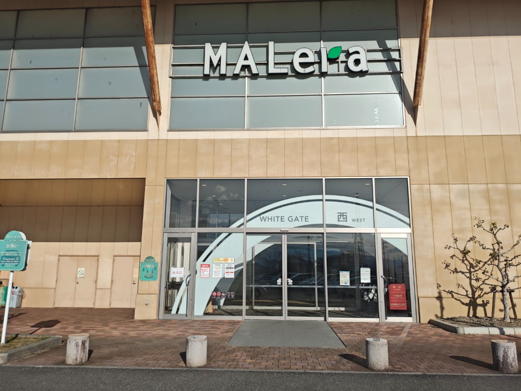 WHITE GATE西入口のゲートから、ショッピングモールの中へ入店してください。