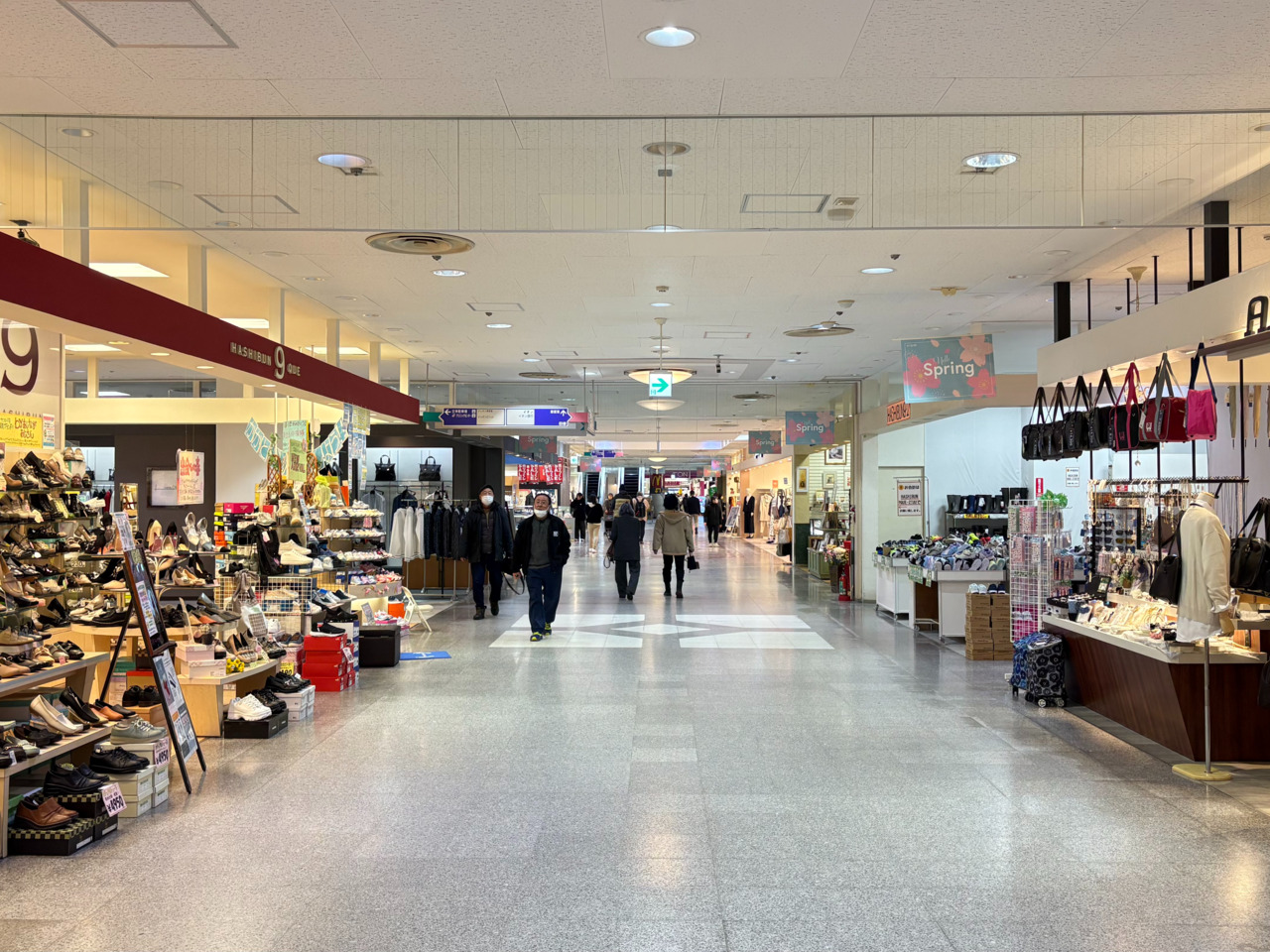 通路に沿って奥へ向かって歩きます。