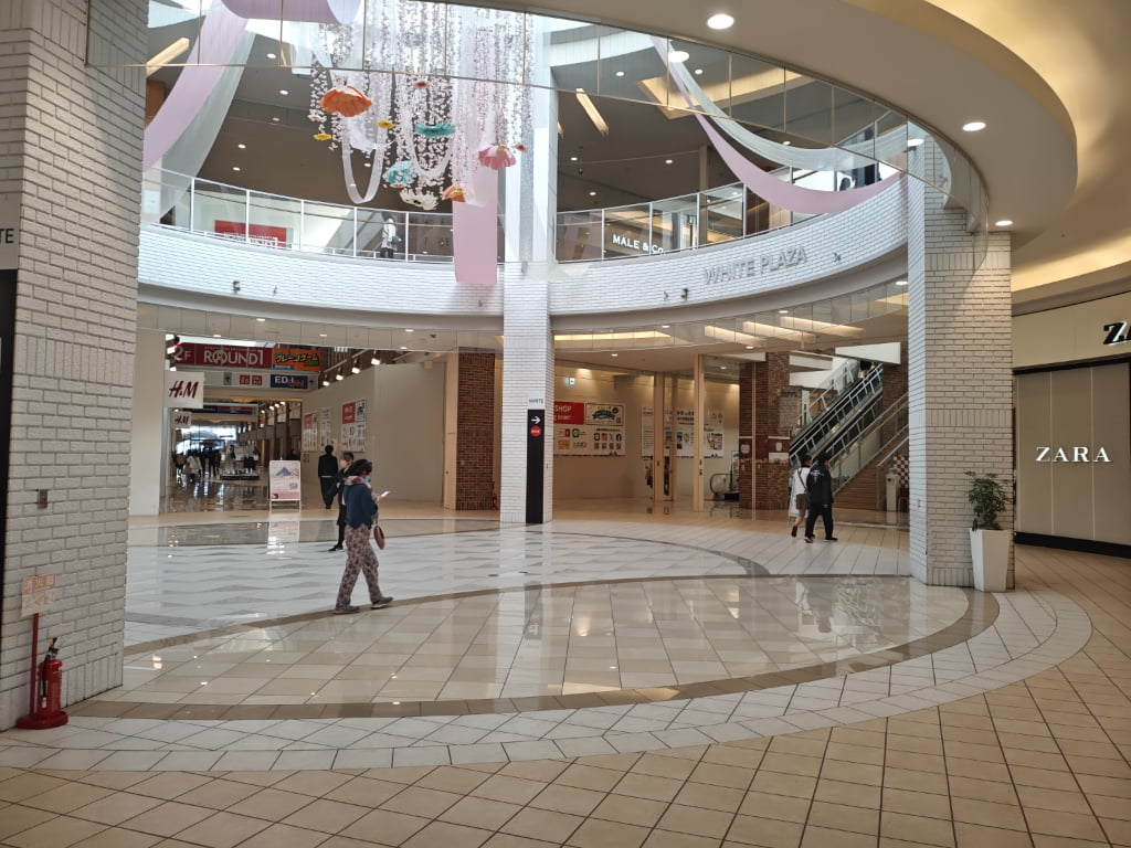 建物内に入ったら、右手に設置されているエスカレーター付近まで向かってください。