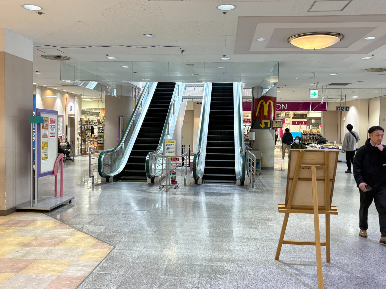 通路の奥にあるエスカレーターを目指します。