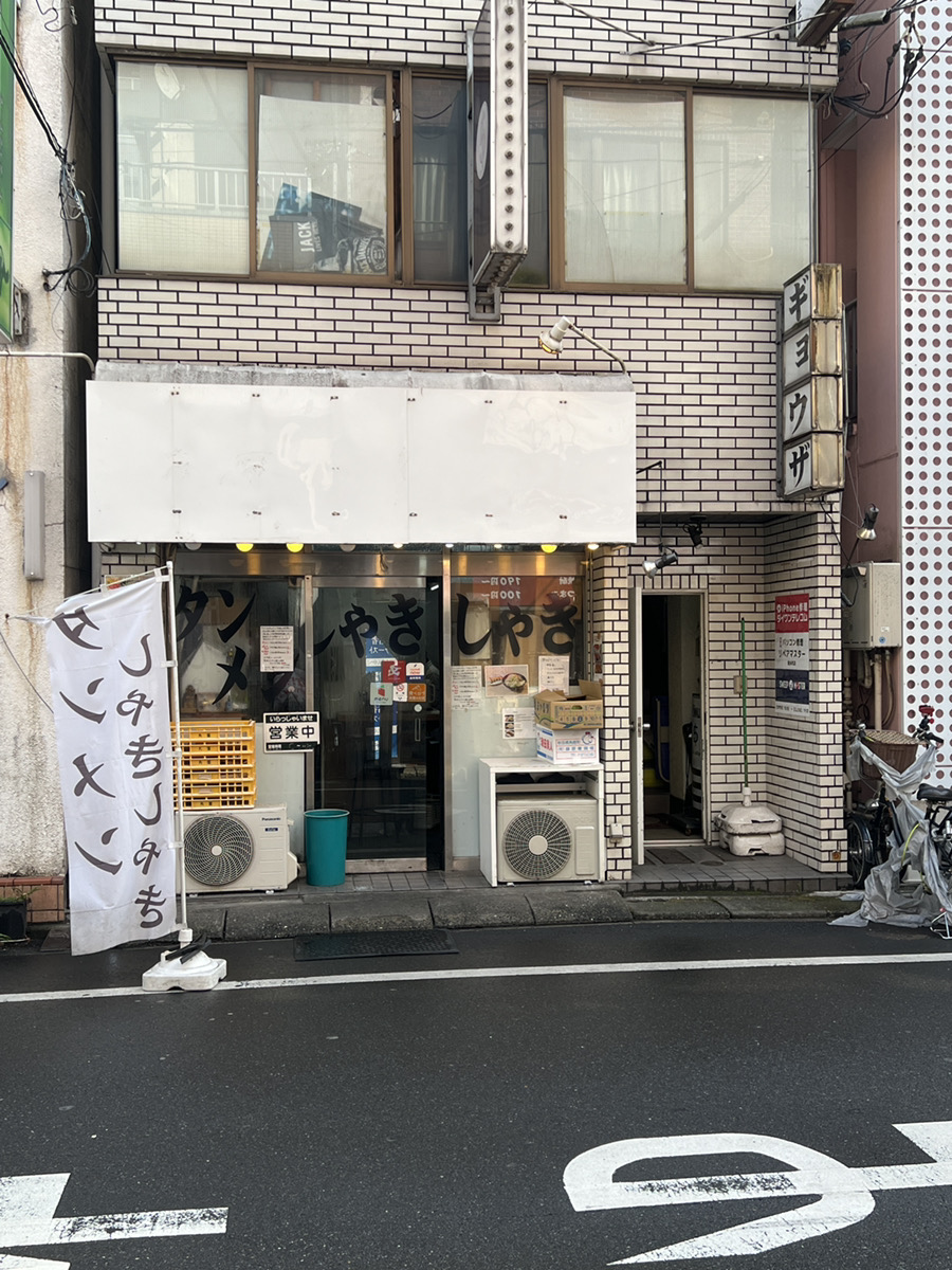 曲がりますと、右手に「たんめんしゃきしゃき」の看板がございます。「たんめんしゃきしゃき」店舗右側に階段がございますので、そちらの階段をあがり3階になります。