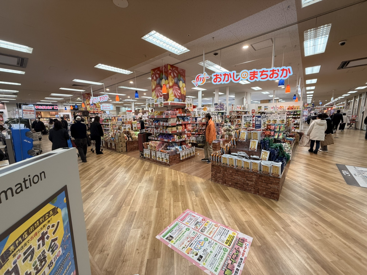 おかしのまちおか様の前を目印に、そこから左へ入ってください。