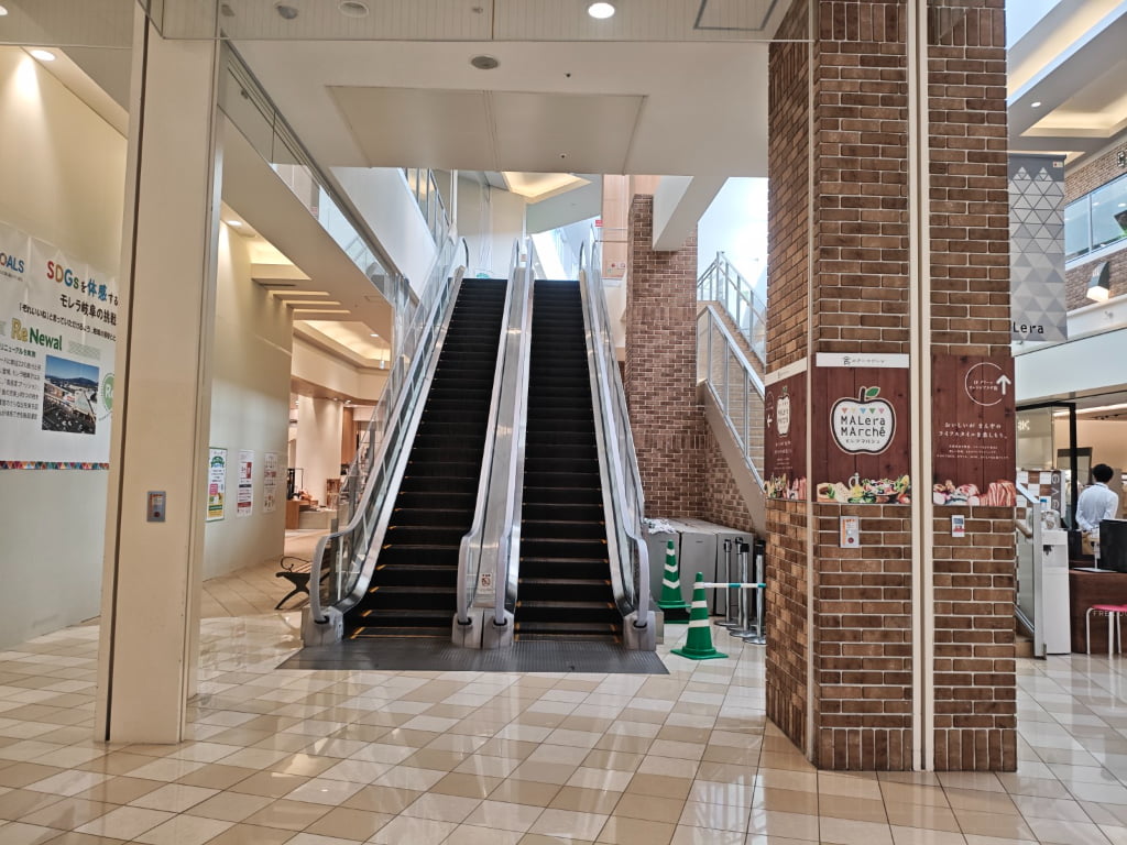 エスカレーターに乗って、そのまま上の階（2階）へと向かいます。