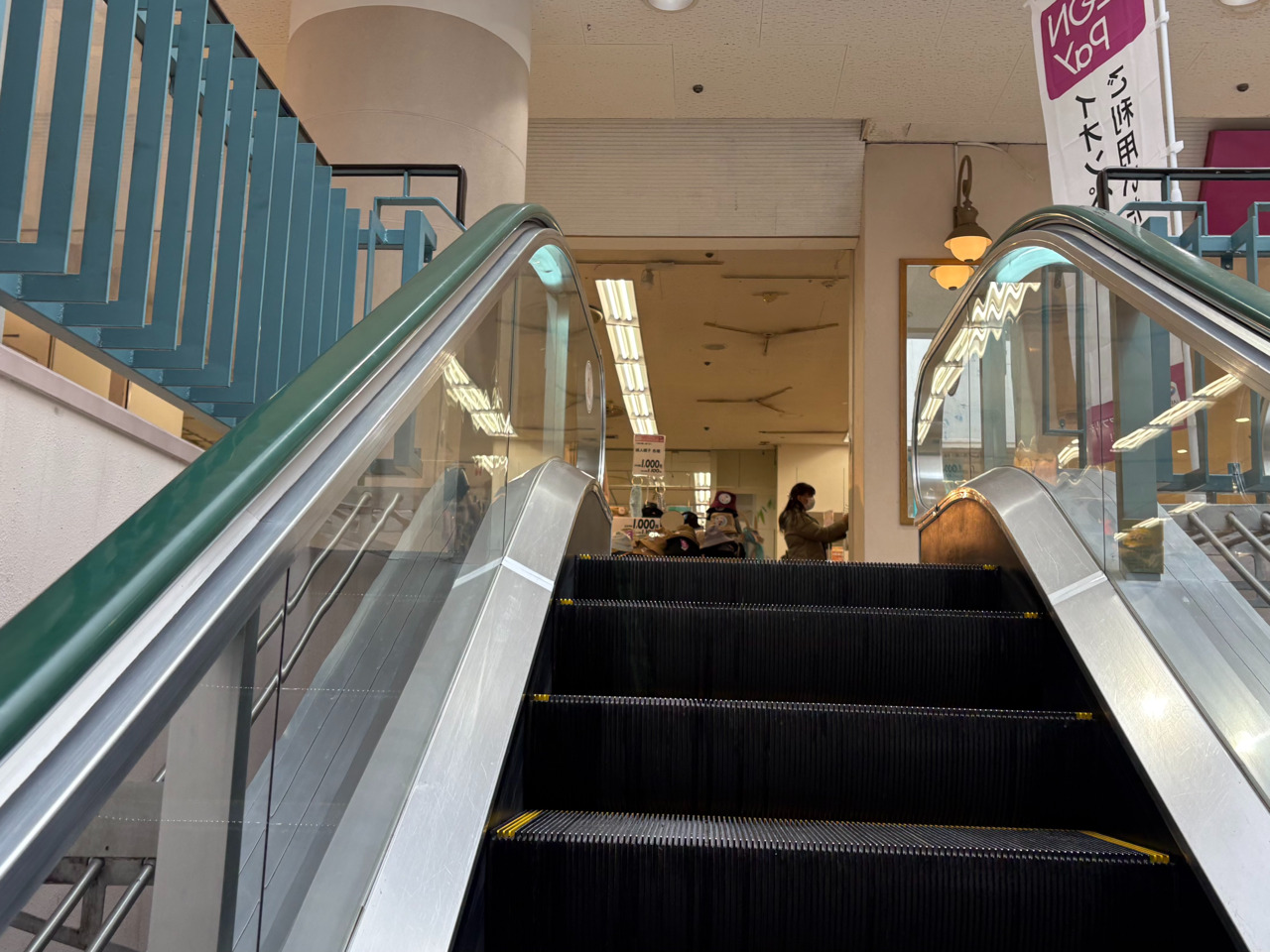 エスカレーターを利用して2階フロアへ移動します。