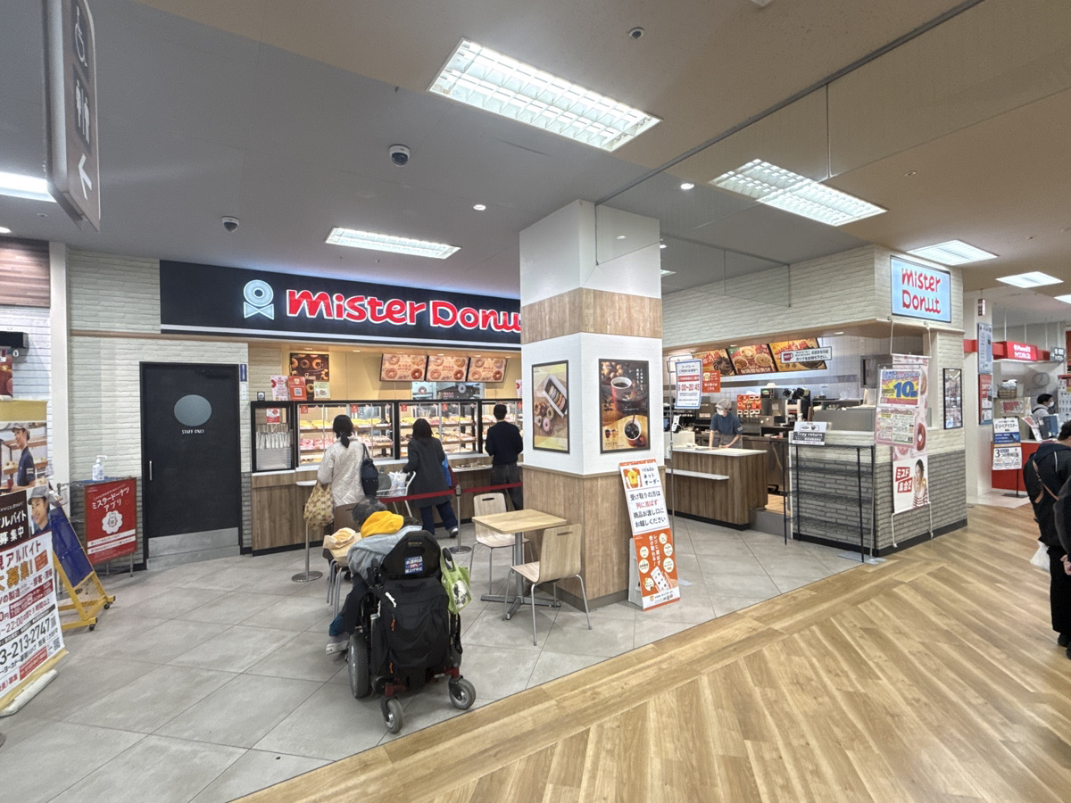 道なりに進んだ先にミスタードーナツ様が見えてきます。当店はその右側です。