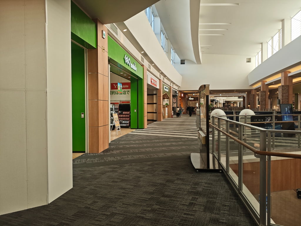 上の階に着きましたら、通路に沿って直進します。