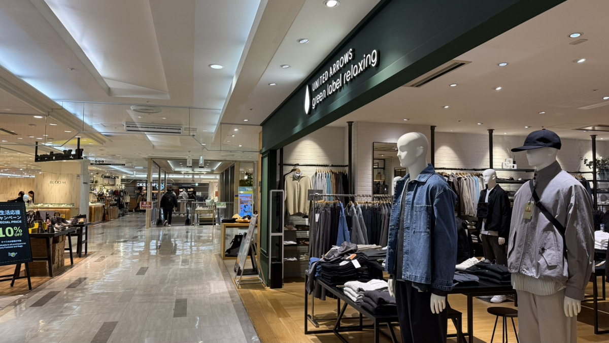 館内を直進していただくと、正面にエスカレーターが見えてまいります。その手前を右手にお進みください。