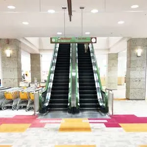 光のゲート正面のエスカレーターで2階へ