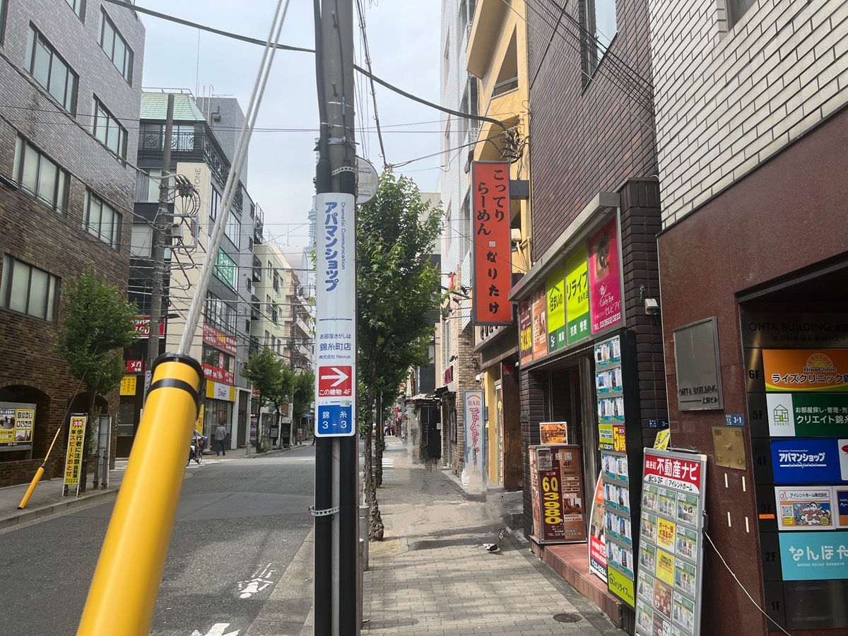 宝くじ売り場を正面に、左手に吉野家があります。宝くじ売り場と吉野家の間の道をまっすぐ進んでください。