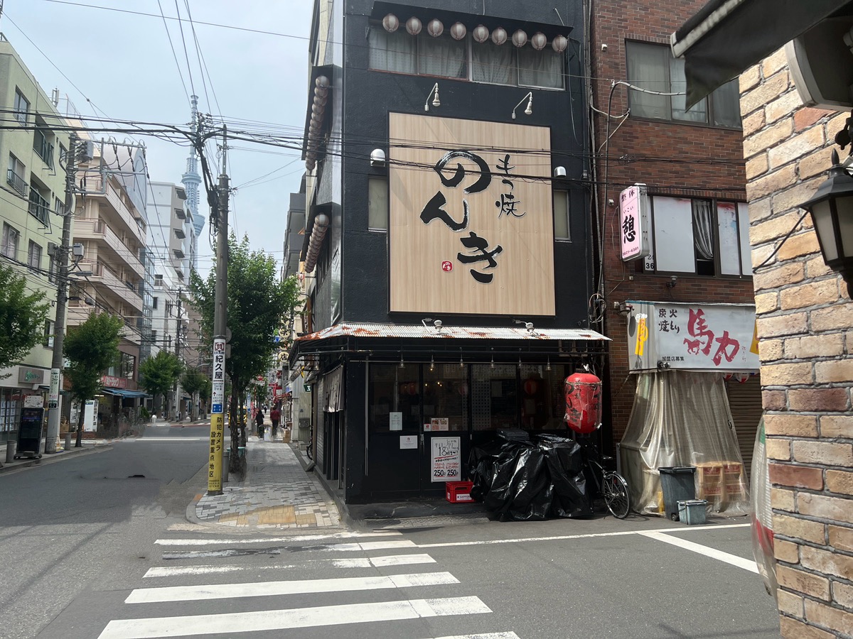 道を進みますと、右手正面にもつ焼き屋「のんき」が見えてきますので、その交差点を右に曲がります