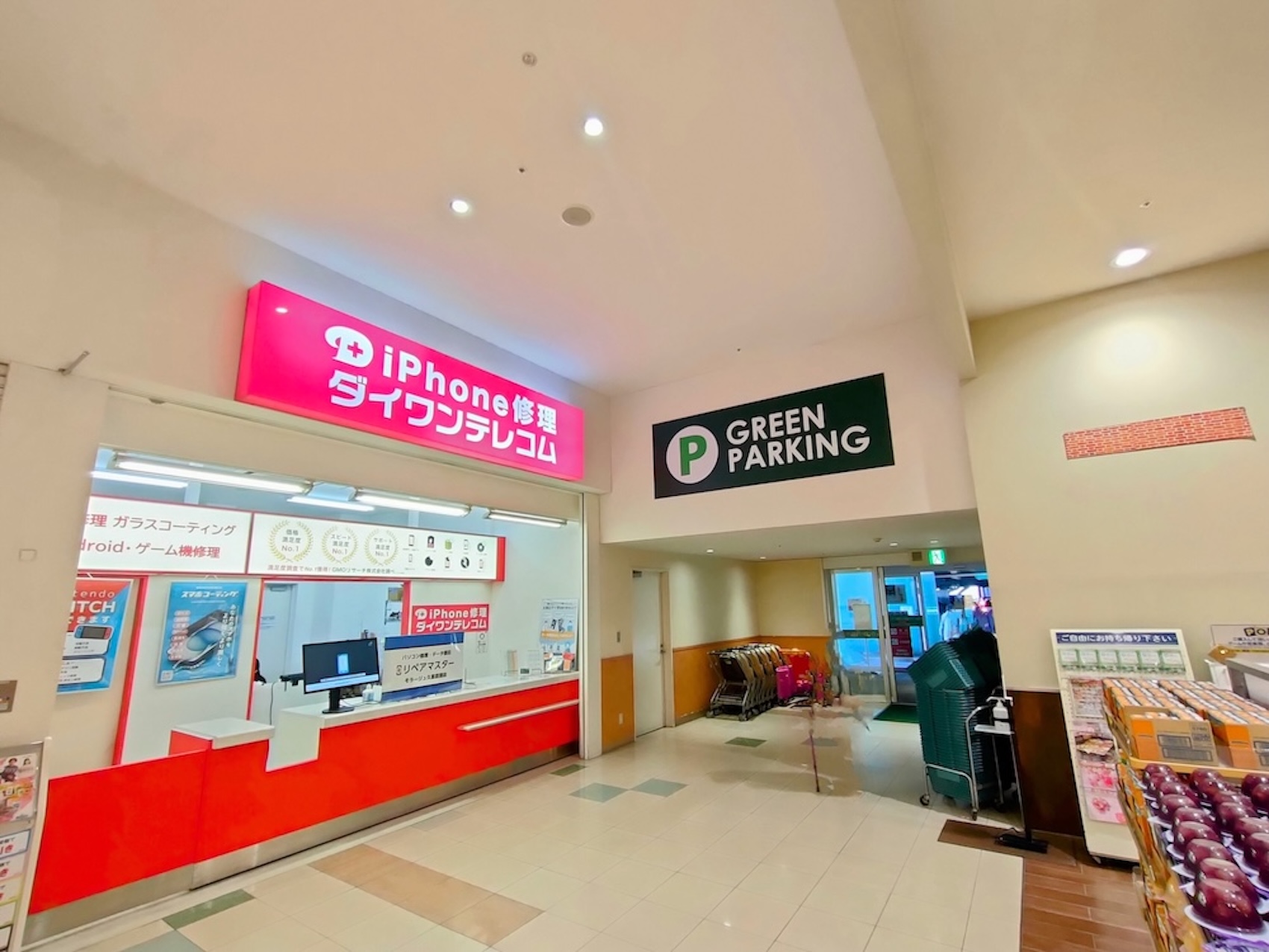 左手に当店がございます。スタッフ一同、ご来店を心よりお待ちしております。