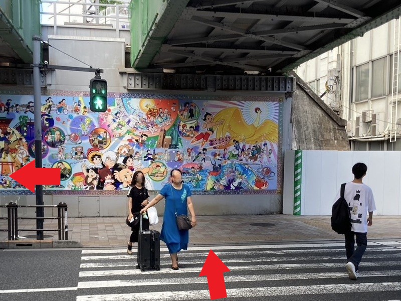 まっすぐ進んで、横断歩道を渡り、左に進みます。