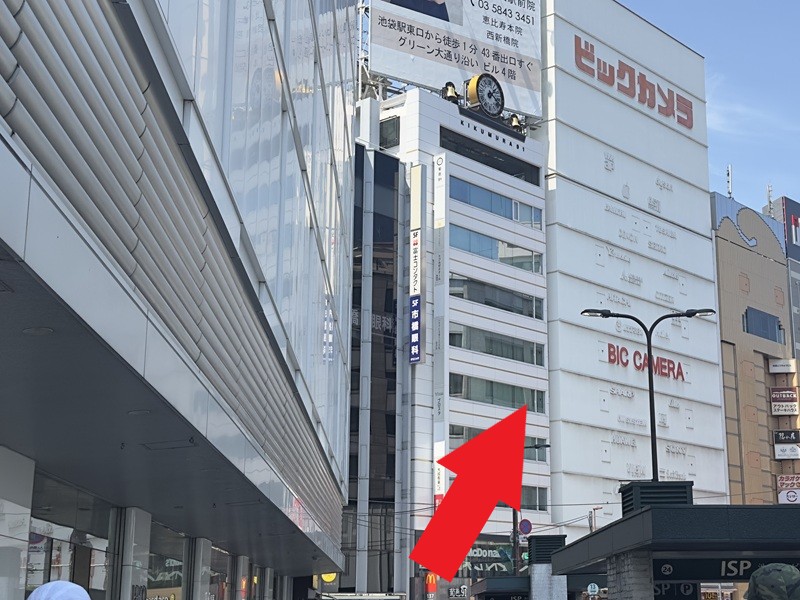 少し進むと見えるビックカメラの方に進んでください。